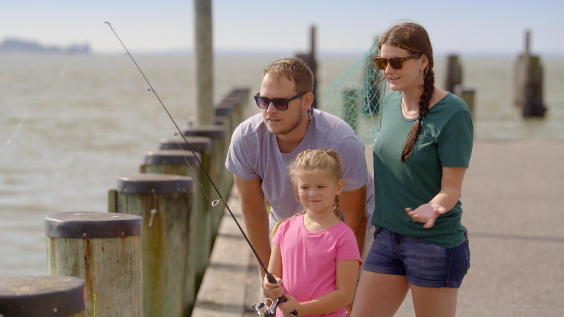 McKenna wants to fish for her lunch. Fisher Rachel explains her job and they eat crabs.