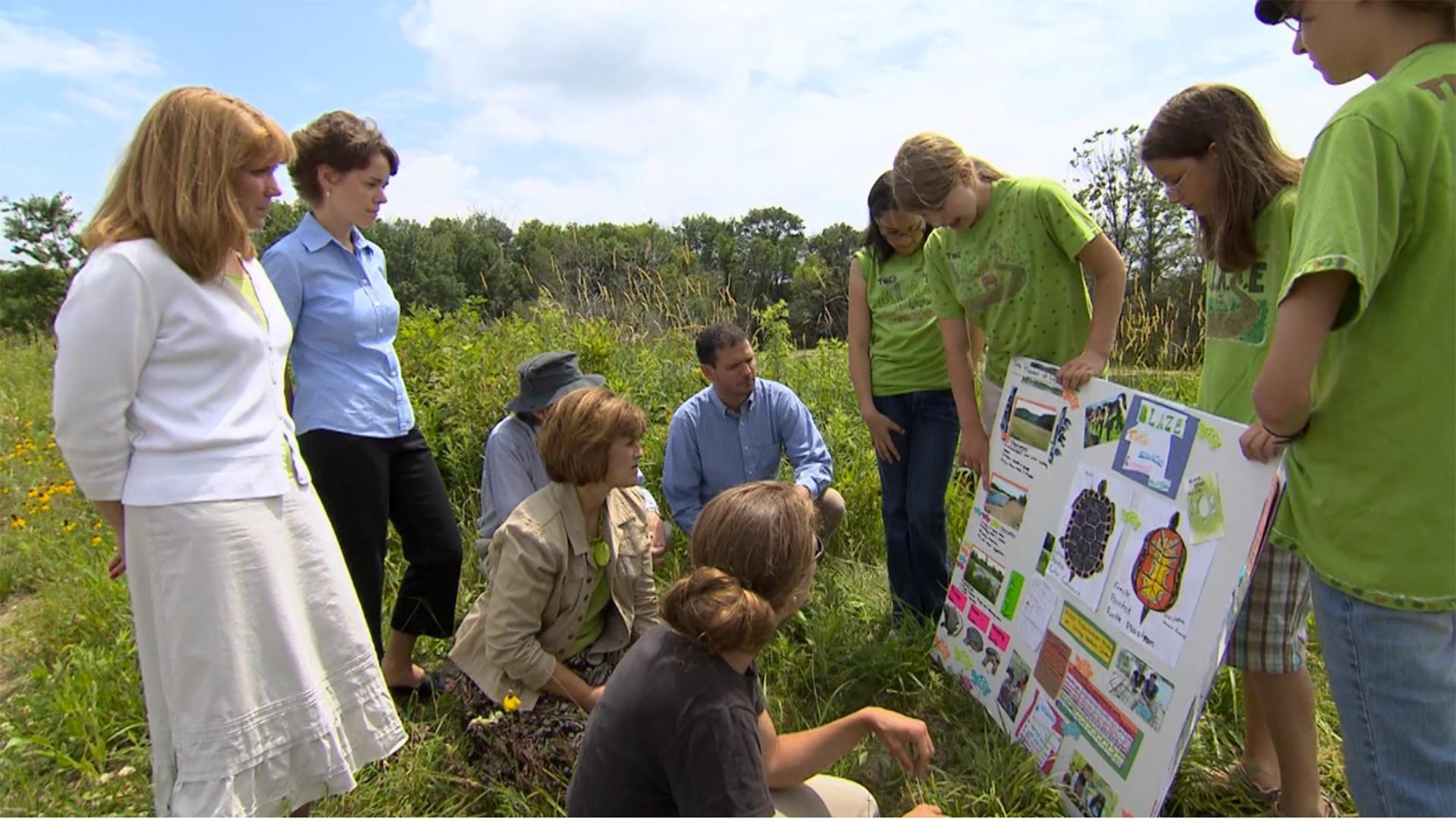 Izzie se pone su vadeador y se une a Annie y sus amigas.