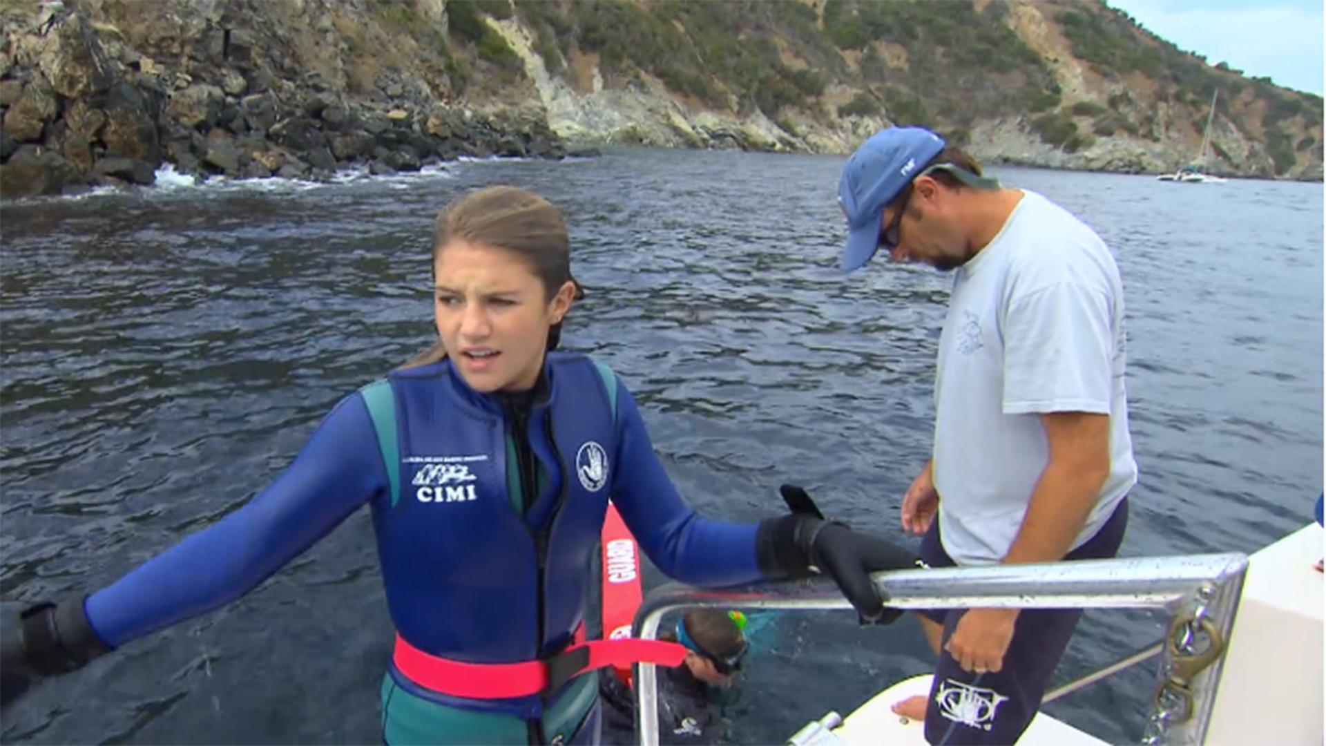 Izzie se lanza un clavado con Elle y Meg.